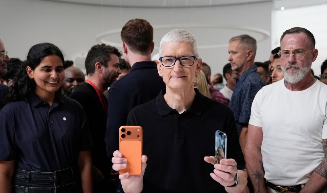 Unter Tim Cook als Konzernchef trieb das iPhone maßgeblich das Apple-Geschäft an. (Archivbild)
