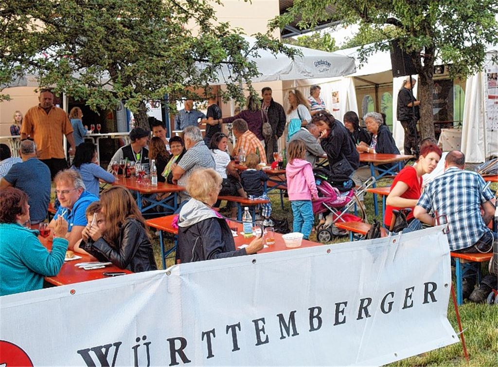 Unter alten Apfelbäumen Rebensaft genießen. Rechts: Kay Double You und seine Schwabenrocker singen Stefan Exner und Karl Schäfer (vorne v. li.) den Trollinger-Rock ins Ohr. Fotos: Appich