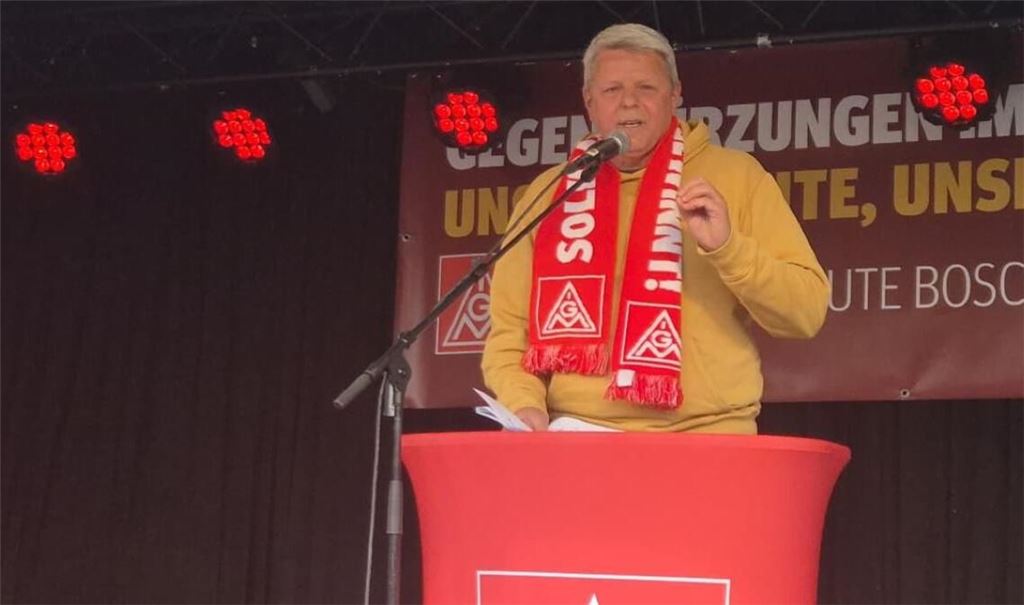 Unter anderem Bosch-Mobility-Betriebsratschef Frank Sell sprach bei der Protestaktion in Feuerbach.