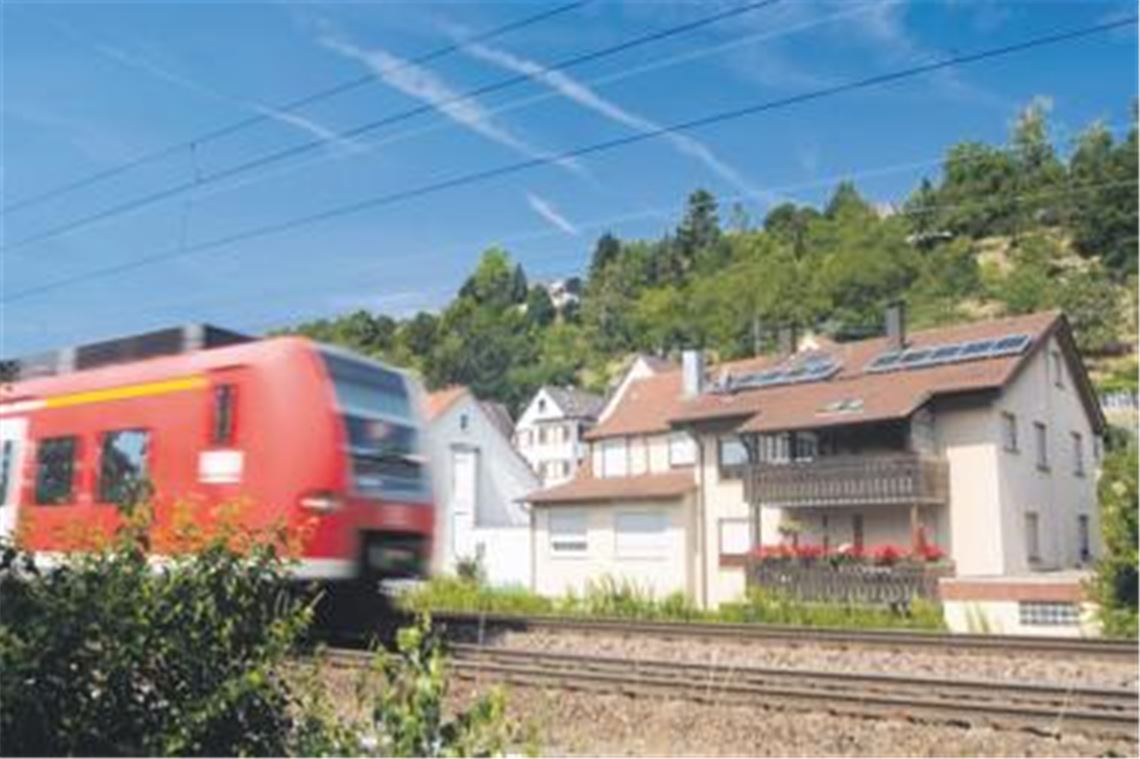 Unter anderem an den Bahngleisen in Enzberg sollen drei Meter hohe Lärmschutzwände errichtet werden. Die Anwohner sollen dadurch besser vor dem Krach der Züge, besonders in der Nacht, geschützt werden. Der Bund kommt für die Kosten auf. Insgesamt sieben Millionen Euro werden der Stadt Mühlacker aus dem Verkehrsetat zur Verfügung gestellt. 
Foto: Fotomoment