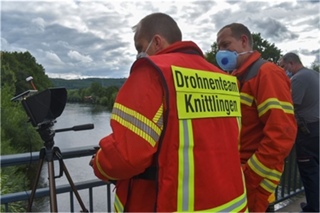 Unter anderem an der Herrenwaagbrücke in Mühlacker im Einsatz: Das Drohnenteam der Knittlinger Feuerwehr. Foto: myro