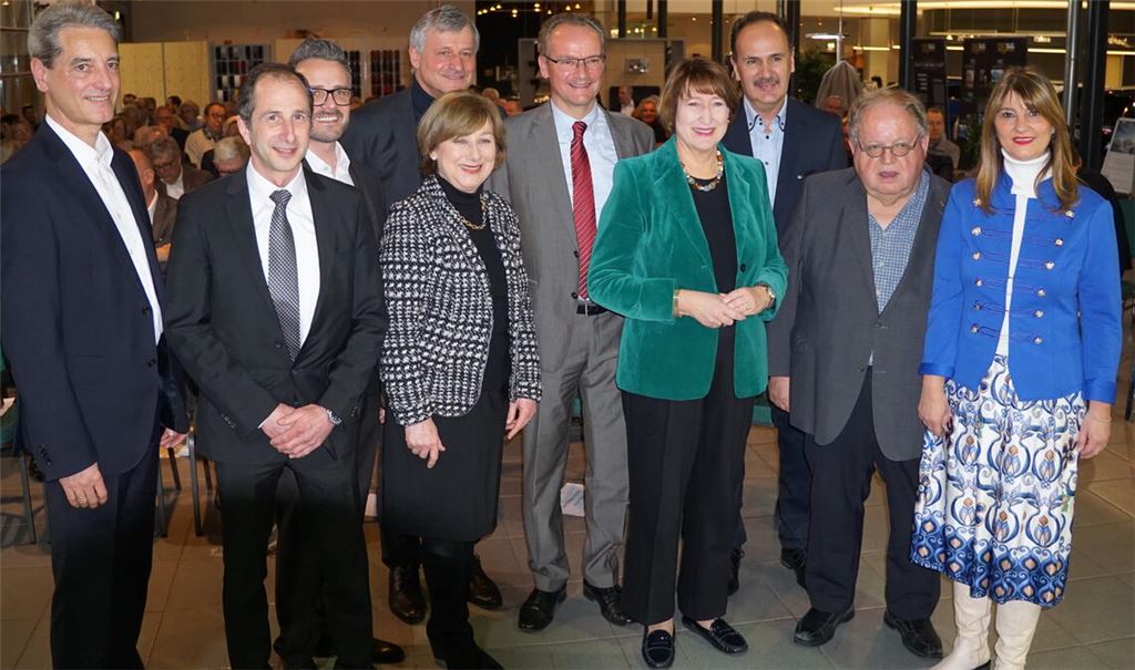 Unter anderem auf dem Jahresempfang mit dabei: Dr. Jochen Birkle (2.v.l.), Oberbürgermeister Peter Boch (3.v.l.), Hans-Ulrich Rülke (4.v.l.), Gunther Krichbaum (6.v.l.), Hildegard Müller (7.v.l.), Ralf Wurster Autohaus S&G (3.v.r.) und Günter Bächle (2.v.r.). Foto: Bastian