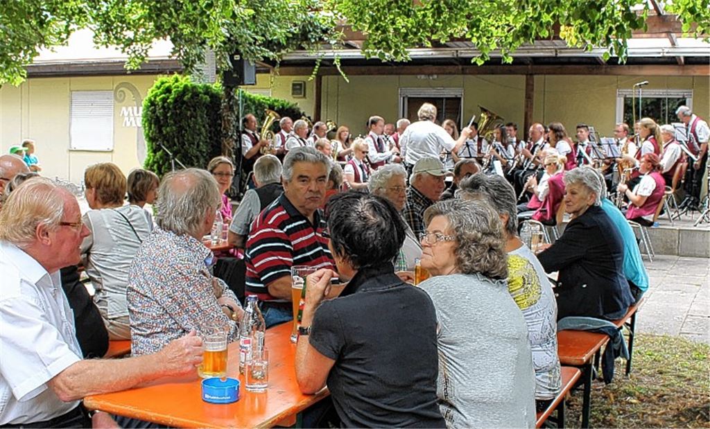 Unter anderem das Große Orchester (Hintergrund) unterhielt beim Sommerfest des Musikvereins Mühlacker die Besucher. 