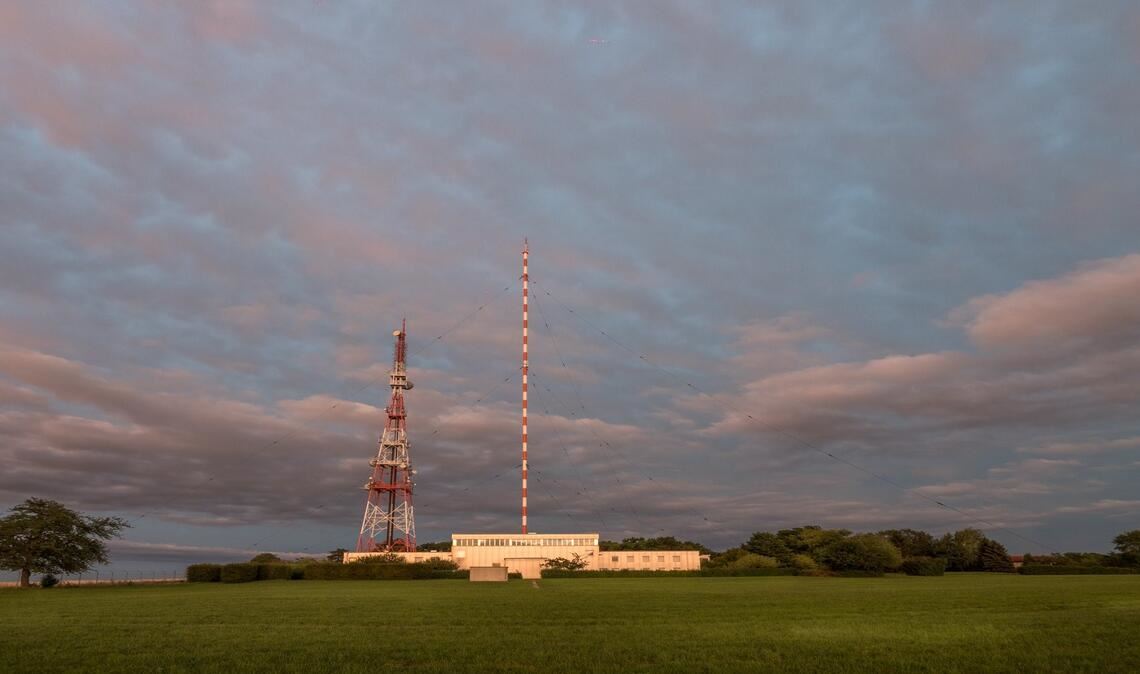 Unter anderem dieses Bild gehört ins neu hinzugekommene Kapitel, in dem von den jüngsten Entwicklungen auf dem Senderareal berichtet wird. Fotos: Hans-Bernd Weiner (2), Horst Lachstädter