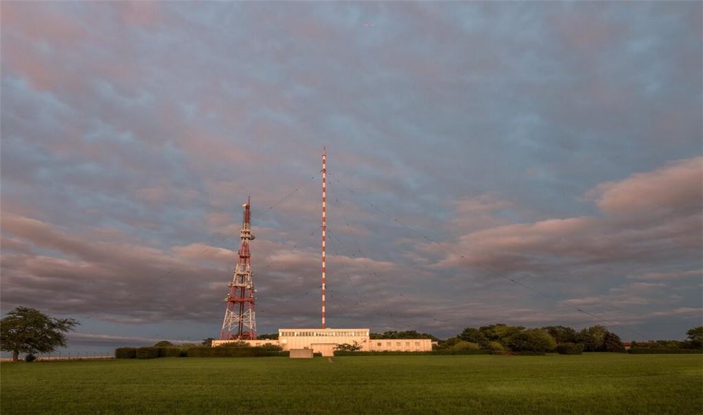 Unter anderem dieses Bild gehört ins neu hinzugekommene Kapitel, in dem von den jüngsten Entwicklungen auf dem Senderareal berichtet wird. Fotos: Hans-Bernd Weiner (2), Horst Lachstädter