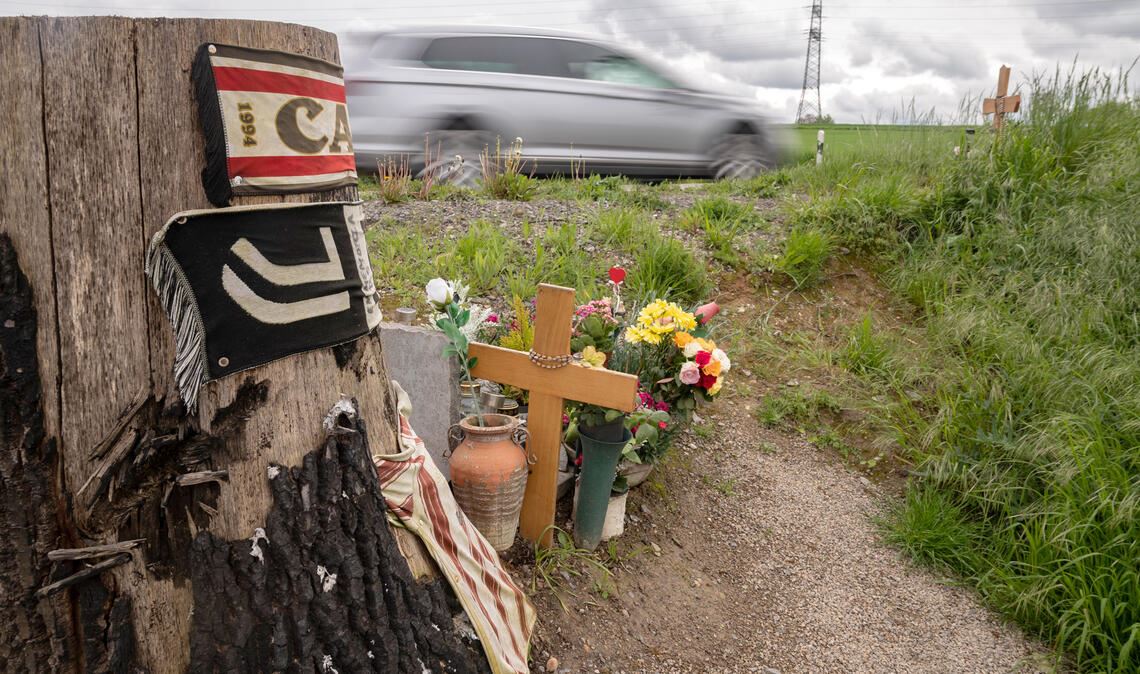 Unter anderem erinnern an der B10 Blumen und ein Kreuz an den tödlichen Unfall. Foto: Fotomoment