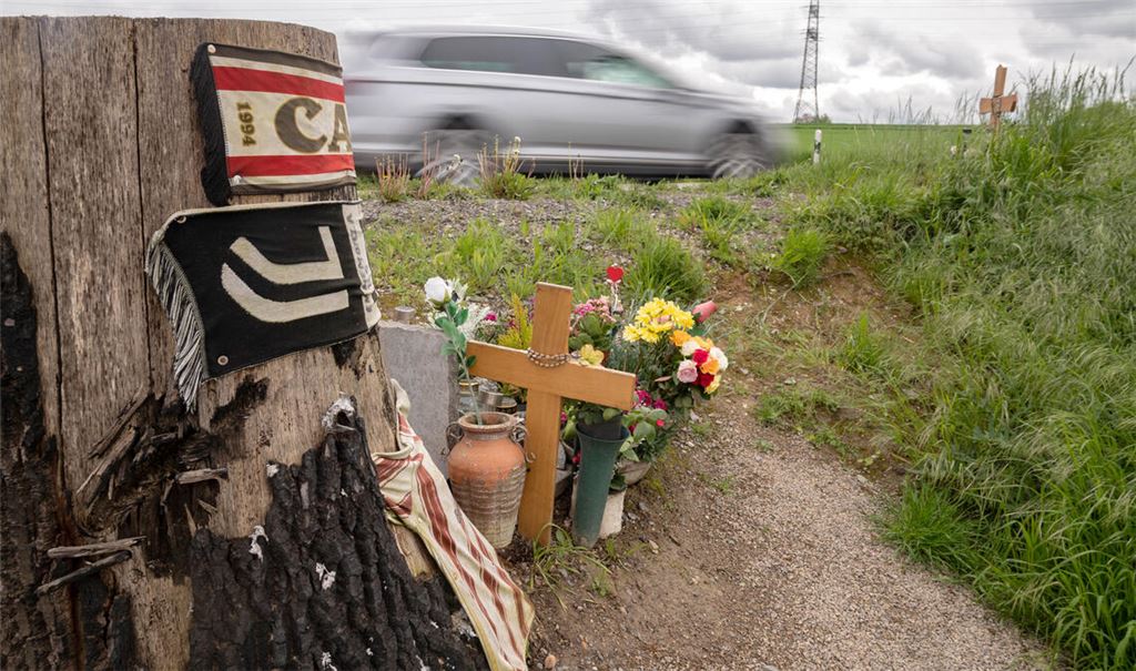 Unter anderem erinnern an der B10 Blumen und ein Kreuz an den tödlichen Unfall. Foto: Fotomoment