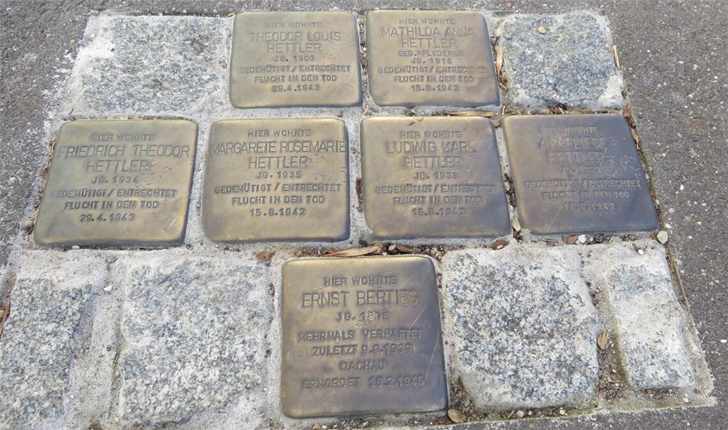 Unter anderem für diese „Stolpersteine“, die in der Schillerstraße verlegt sind, haben Schülerinnen und Schüler der Schiller-Gemeinschaftsschule die Patenschaft übernommen. Foto: Becker