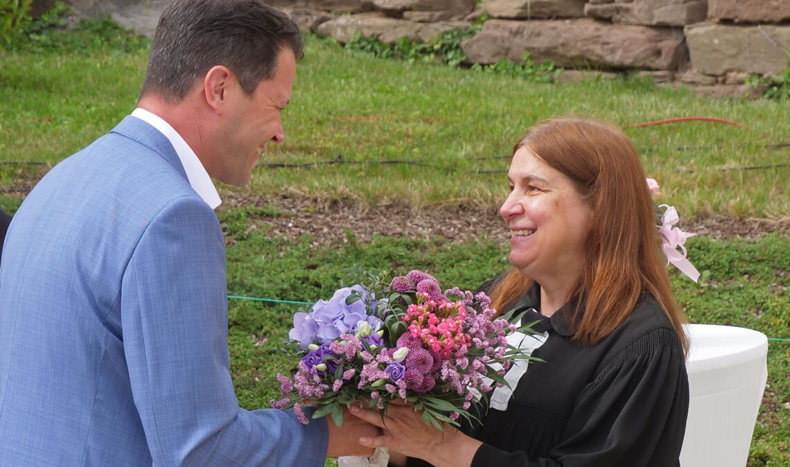 Unter anderem heißt der Bürgermeister der Klosterstadt, Aaron Treut, die neue Pfarrerin für Zaisersweiher und Schmie, Albrun Barwig, willkommen. Foto: Friedrich