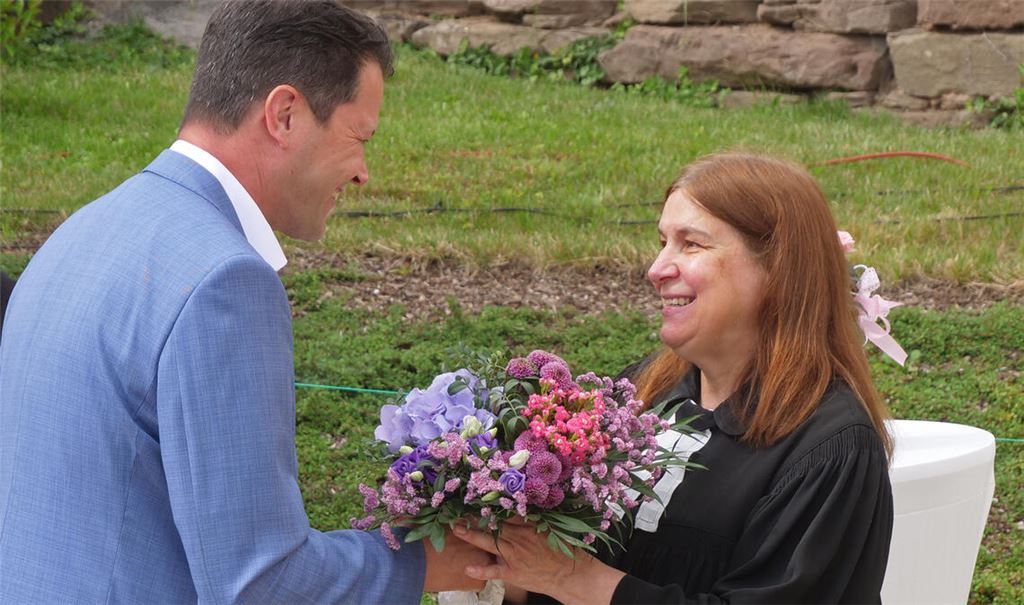 Unter anderem heißt der Bürgermeister der Klosterstadt, Aaron Treut, die neue Pfarrerin für Zaisersweiher und Schmie, Albrun Barwig, willkommen. Foto: Friedrich