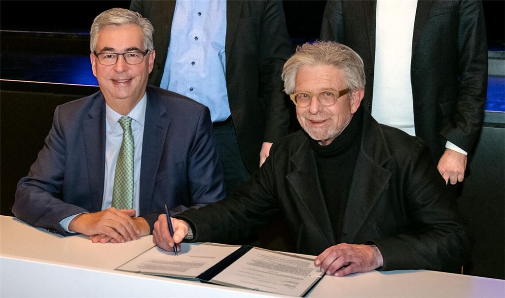 Unter anderem in Gegenwart von Dietmar Allgaier, Landrat des Landkreises Ludwigsburg (li.), besiegelt Professor Dr. Jörg Martin die weitere Zusammenarbeit mit seiner Unterschrift. Foto: privat