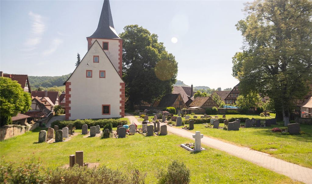 Unter anderem in die Umgestaltung des Friedhofs in Diefenbach fließt Geld. Foto: Fotomoment