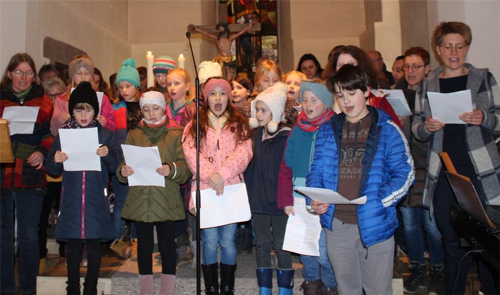 Unter anderem mit einem Abschiedslied danken Gemeindemitglieder der unterschiedlichsten Generationen ihrem Pfarrer für zehn Jahre engagierte Arbeit. Fotos: Gießler