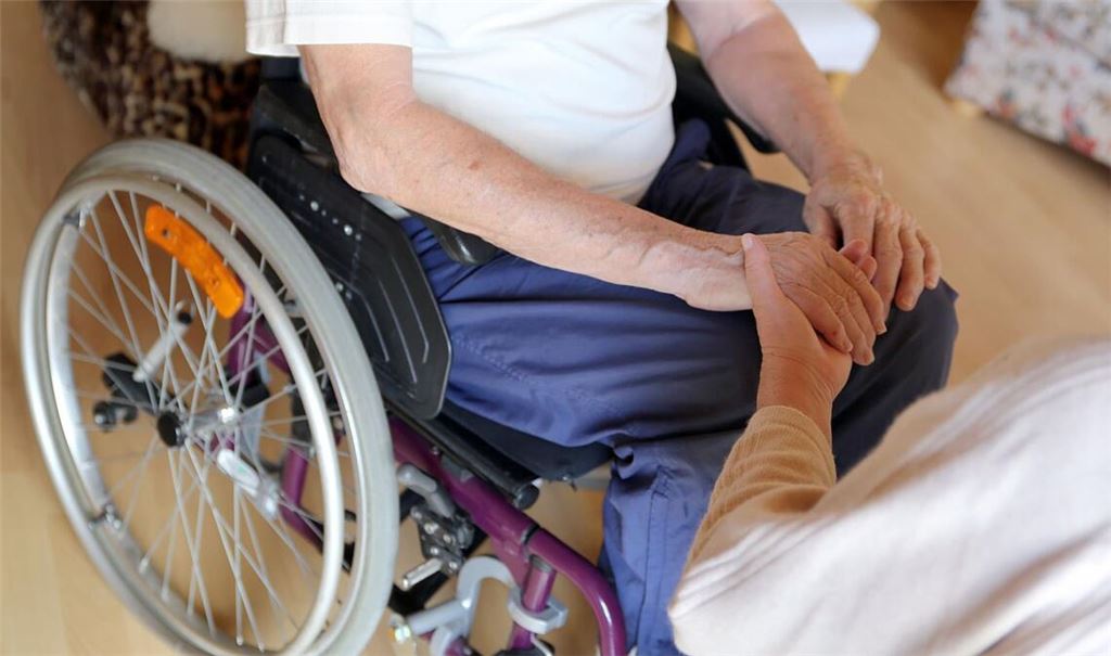 Unter bestimmten Voraussetzungen zahlt die Pflegekasse des oder der Pflegebedürftigen Rentenbeiträge für die Pflegeperson.