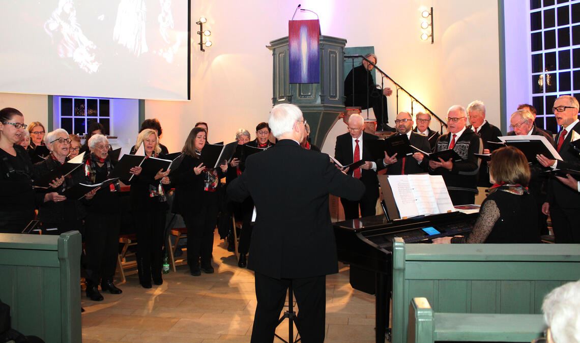 Unter dem Dirigat von Paul Küper singen der evangelische Frauenchor Pinache und der Männerchor Concordia Pinache gemeinsam. Fotos: Prokoph