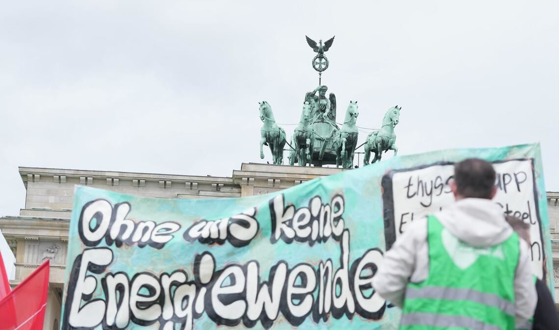 Unter dem Motto "Stahl hat Zukunft – bei uns!" marschierten in Berlin Stahlarbeiter vom Brandenburger Tor zum Bundeswirtschaftsministerium.