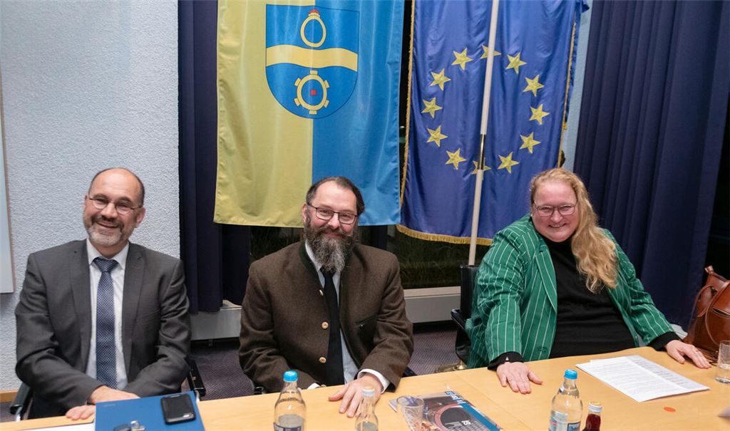 Unter dem Stadtwappen vereint: der künftige Bürgermeister Armin Dauner (li.) mit Gunnar Klama und Martina Rapp. Foto: Fotomoment