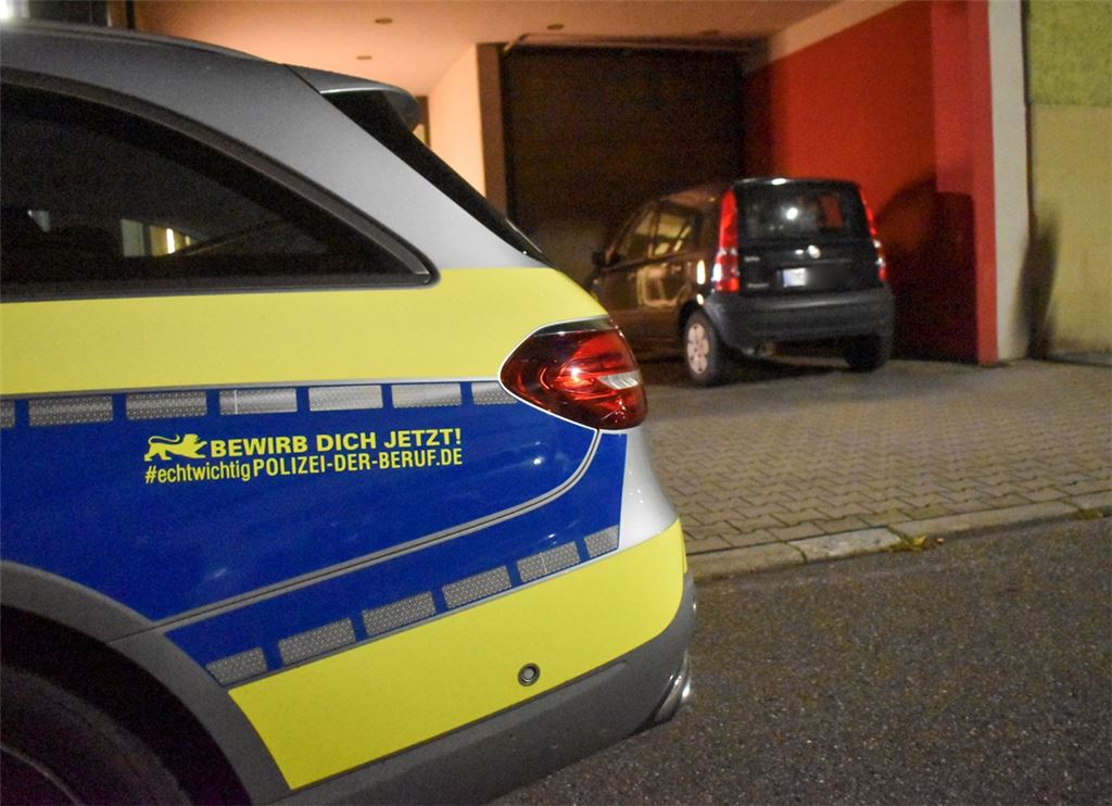 Unter dem schwarzen Kleinwagen in der Einfahrt ist keine Bombe. Foto: Myroshnichenko