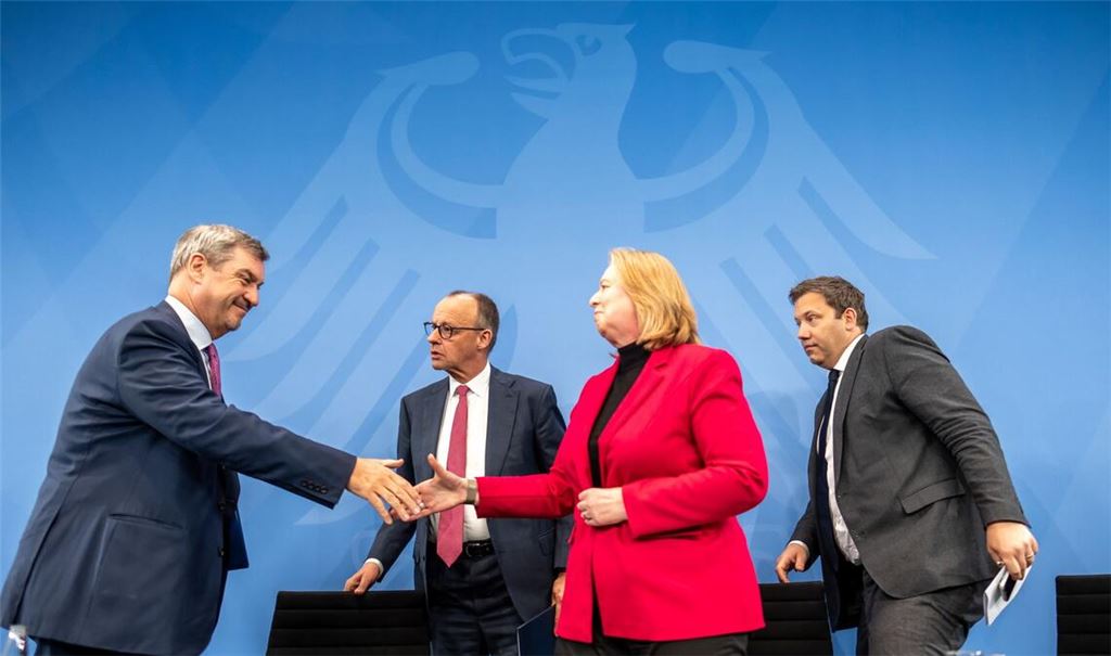 Unter dem wachsamen Auge des Bundesadlers: Markus Söder (CSU, v. li. n. re.),  CSU Vorsitzender reicht Bärbel Bas (SPD), Bundesarbeitsministerin, vor Bundeskanzler Friedrich Merz (CDU, Mi.) und neben Lars Klingbeil (SPD, re.), Bundesfinanzminister, nach der Pressekonferenz nach dem Koalitonsausschuss die Hand.