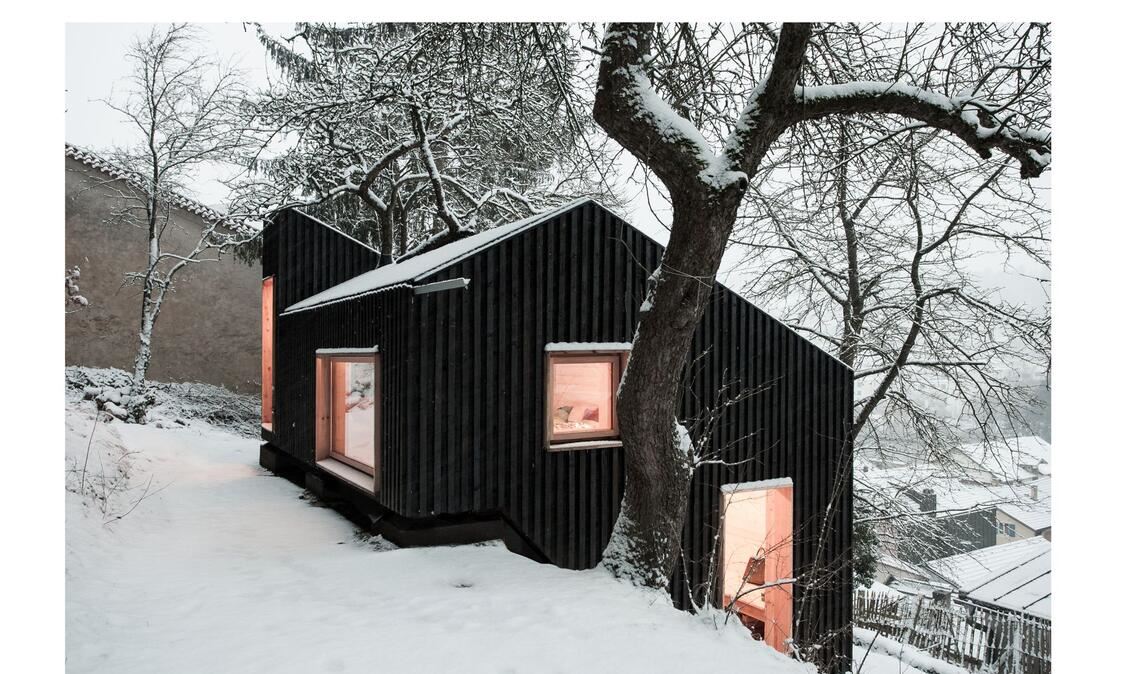 Unter den  18 gewürdigten Projekten findet sich auch dieses Tiny House – ein mit regionalen Materialien gebautes, aus einem Raum bestehendes „Kleinhaus“ von Clemens Hoyer, Sophie Kotter.