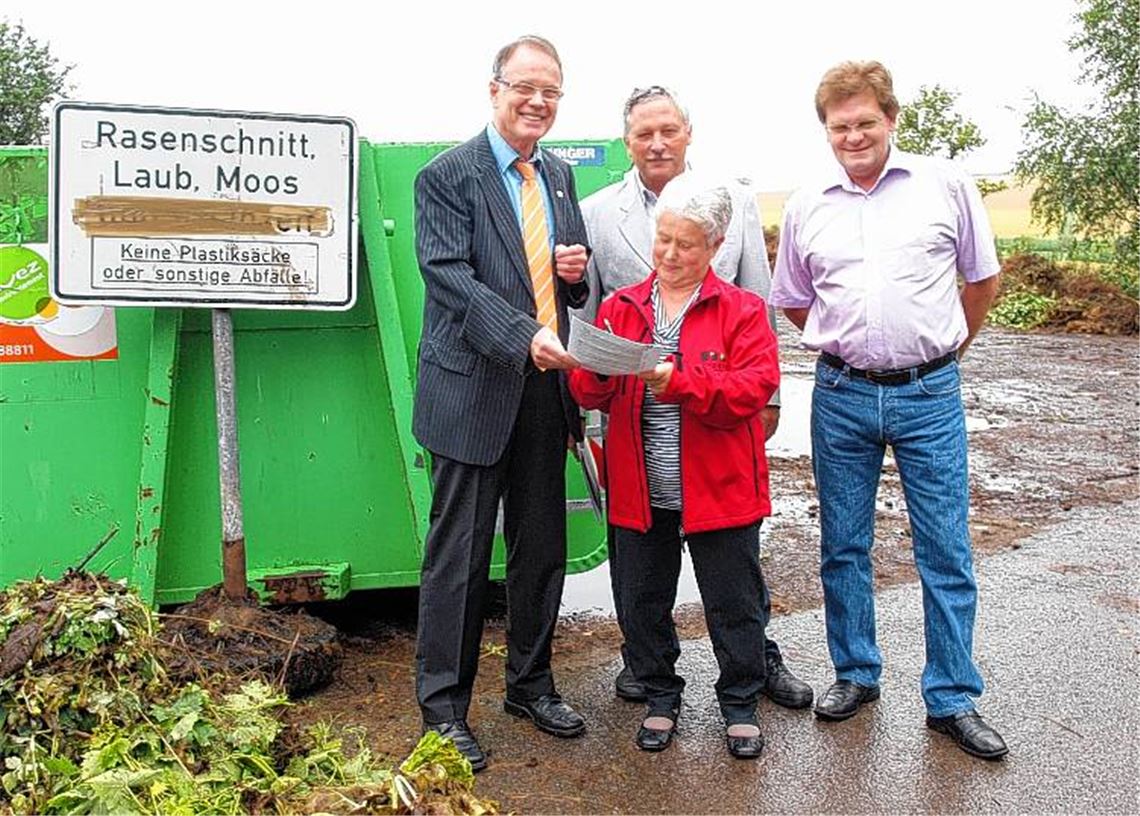 Unter den Augen von Bürgermeister Karlheinz Oehler (re.), Amtsleiter Ewald Buck (Mitte) und Umweltdezernent Karl-Heinz Zeller unterzeichnet Urusla Göbel ihren Vertrag.