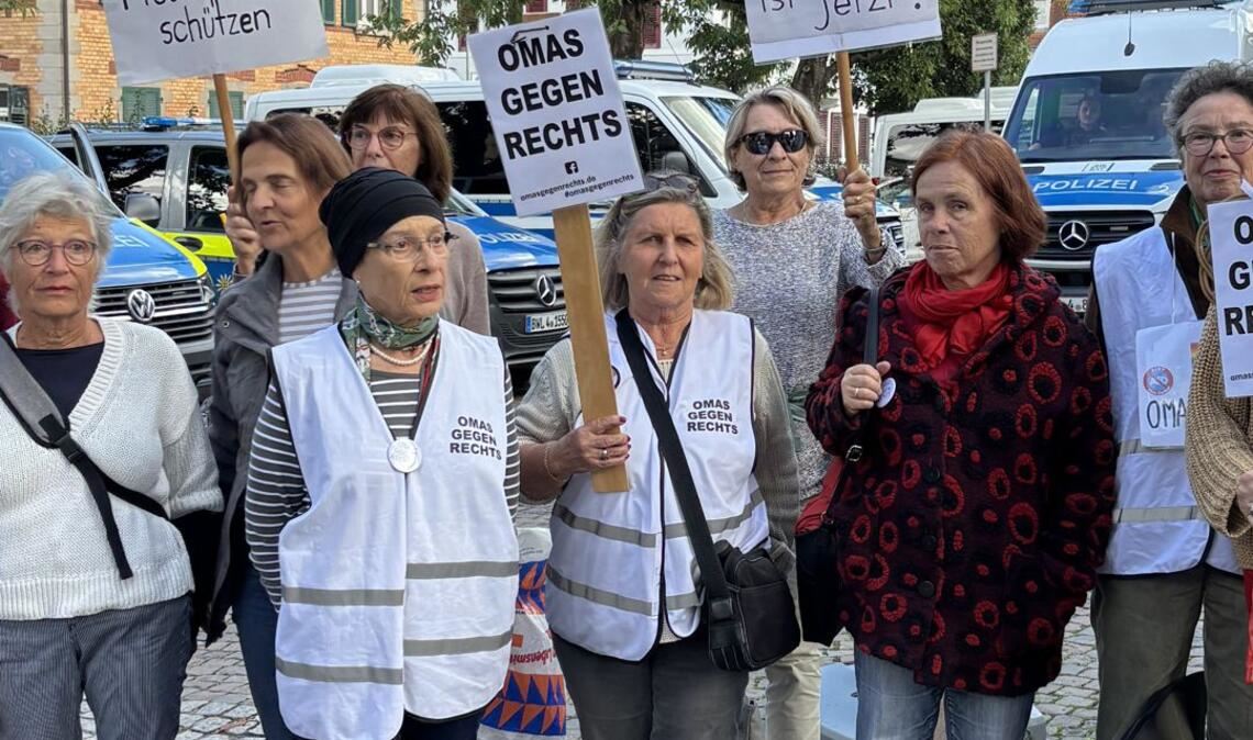 Unter den Demonstranten sind auch Mitglieder von „Omas gegen Rechts“.