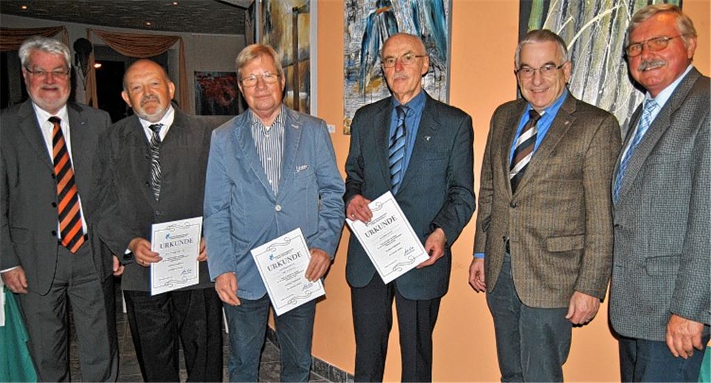 Unter den Geehrten sind der frühere Bürgermeister Willy Benndorf (3.v.li.) und Wolfgang Hilsenbek aus Mühlacker (2.v.li.).