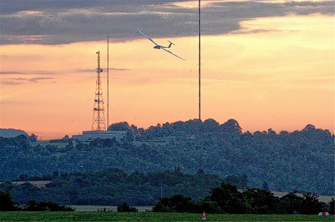 Unter den Wolken: Die nach Angaben des Vereins etwa 80 aktiven Mitglieder des Flugsportclubs, darunter 30 Jugendliche, können weiterhin ihrem Hobby in luftiger Höhe frönen.