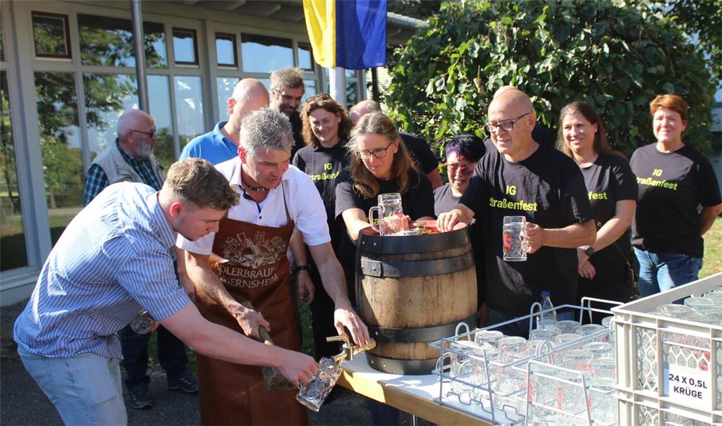 Unter den kritischen Blicken der IG Straßenfest meistert Rathauschef Matthias Enz den Fassanstich. Davon profitiert als erster Junggemeinderat Nico Gunzelmann. Fotos: Gießler