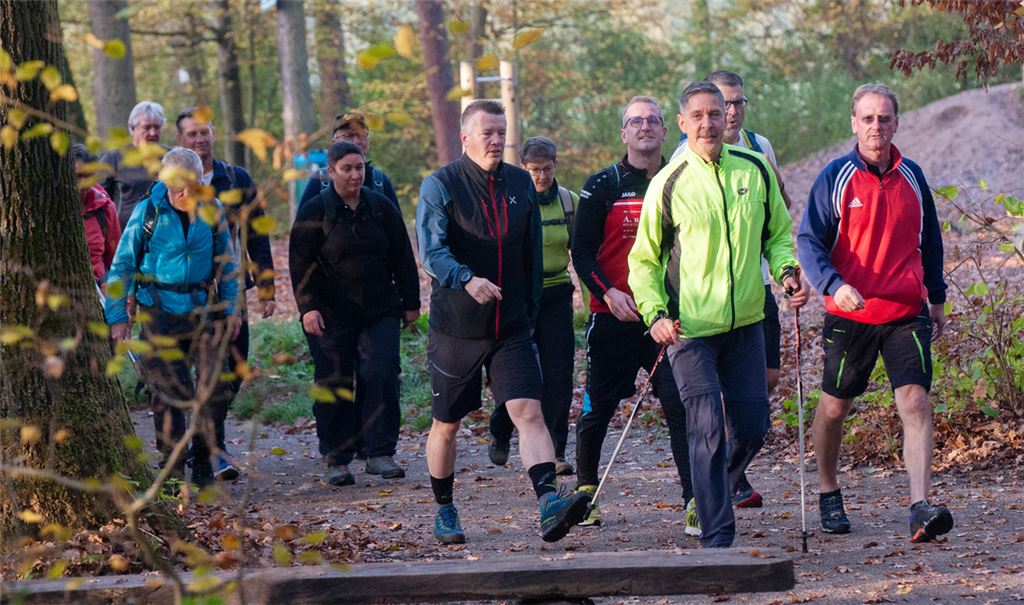 Unter der Führung von Rainer Heugel (vorne) geht es auf die zwei Etappen mit jeweils 21 Kilometern Länge. Foto: Fotomoment