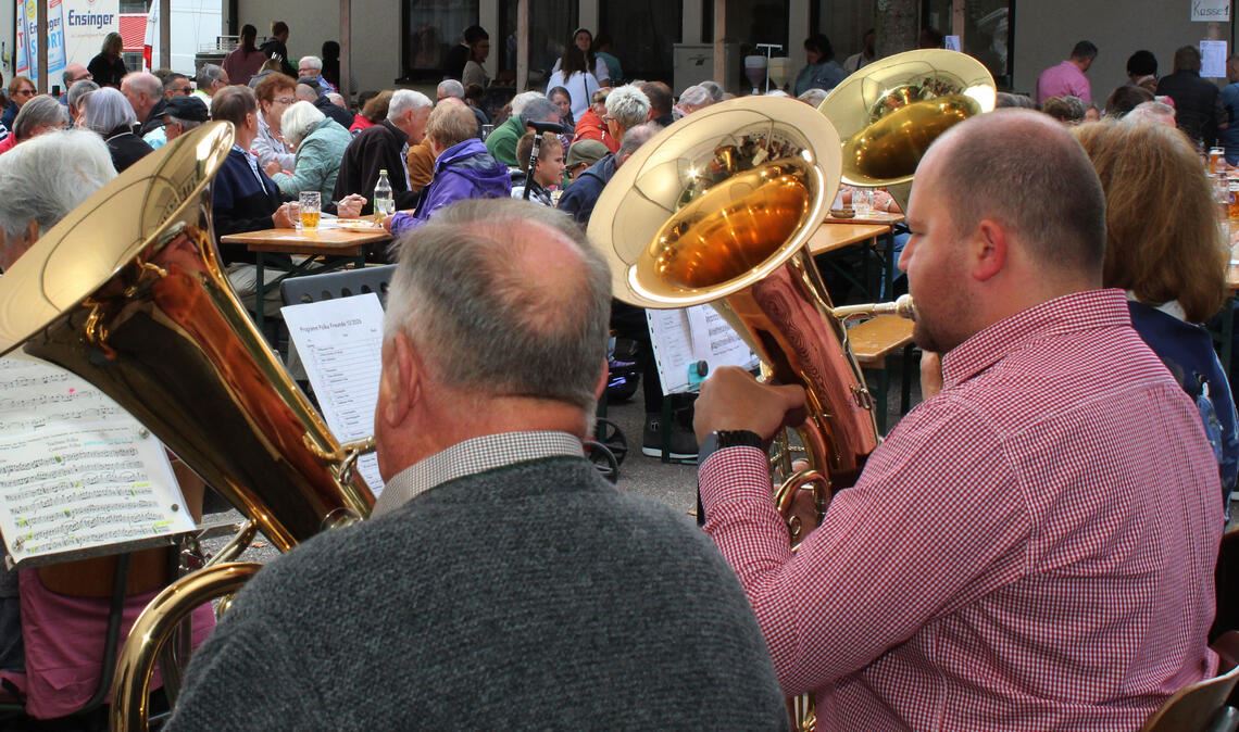 Unter der Leitung ihres Dirigenten Manfred Pfau sorgen die Polkafreunde des gastgebenden Musikvereins Enzberg beim 24. Oktoberfest für gute Stimmung. Foto: Prokoph