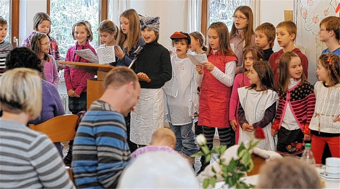 Unter der Leitung von Christiane Sauter-Pflomm singt und spielt ein Kinderchor Streiche von Max und Moritz. 