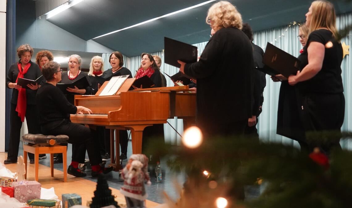 Unter der Leitung von Daniela Wolff präsentiert der junge gemischte Chor moderne Weihnachtslieder, bei denen das Publikum gern mitsingt. Fotos: Roller