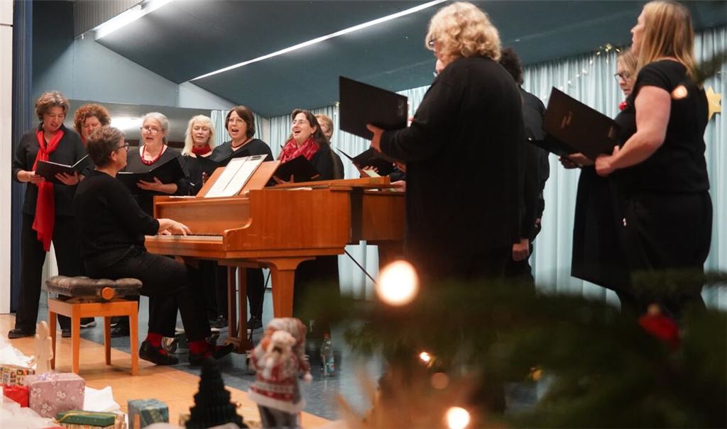 Unter der Leitung von Daniela Wolff präsentiert der junge gemischte Chor moderne Weihnachtslieder, bei denen das Publikum gern mitsingt. Fotos: Roller