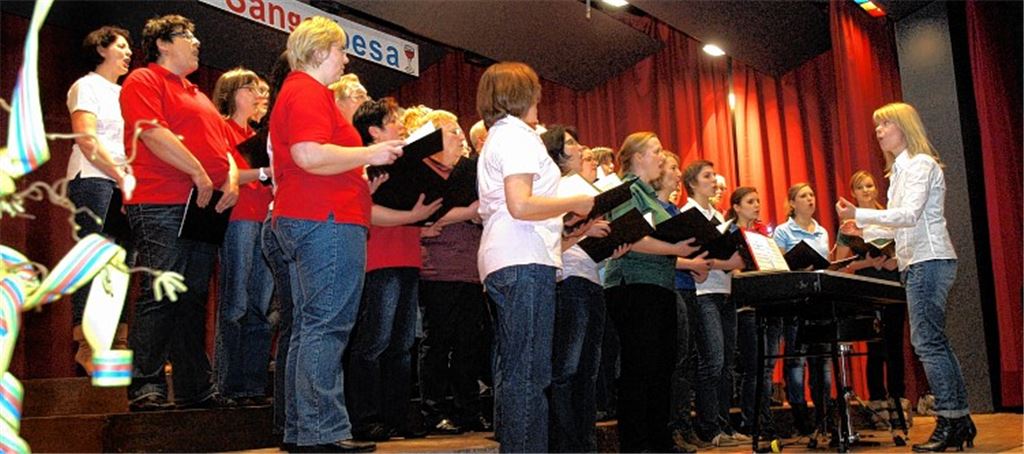 Unter der Leitung von Gwendolyn Phear präsentieren die Sänger des jungen Chors „Klangtastisch“ unter anderem Gospels und Melodien aus bekannten Musicals.