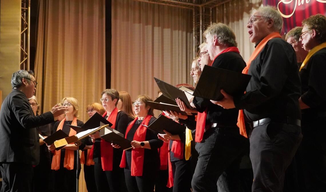 Unter der Leitung von Makitaro Arima präsentiert der Chor „Way Up“ moderne Titel, unter anderem von Udo Jürgens, Paul McCartney und John Lennon. Fotos: Roller