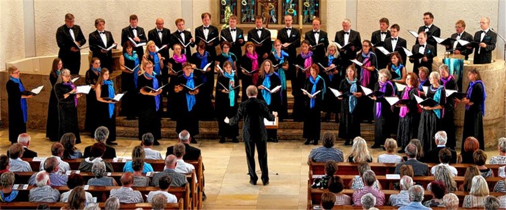 Unter der Leitung von Professor Jürgen Budday stimmt der Maulbronner Kammerchor das Publikum auf die kommenden Chortage ein.