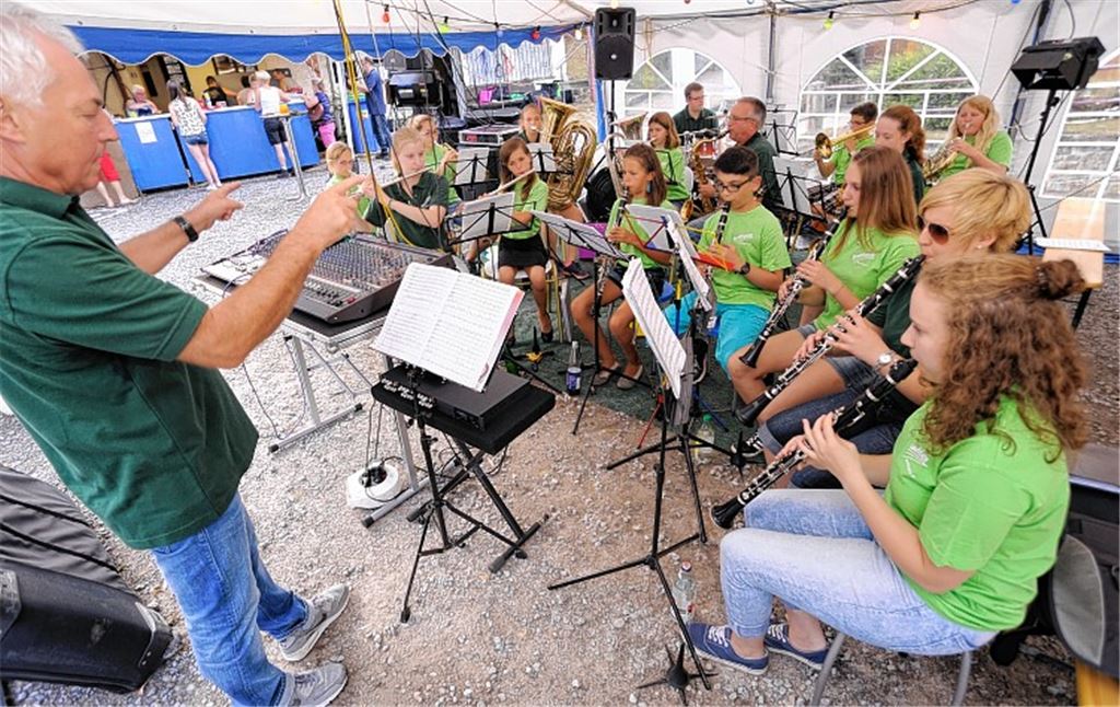 Unter der Leitung von Rudi Jock eröffnet die Jugendkapelle der Stadtkapelle Knittlingen das musikalische Programm des Lichterfests.