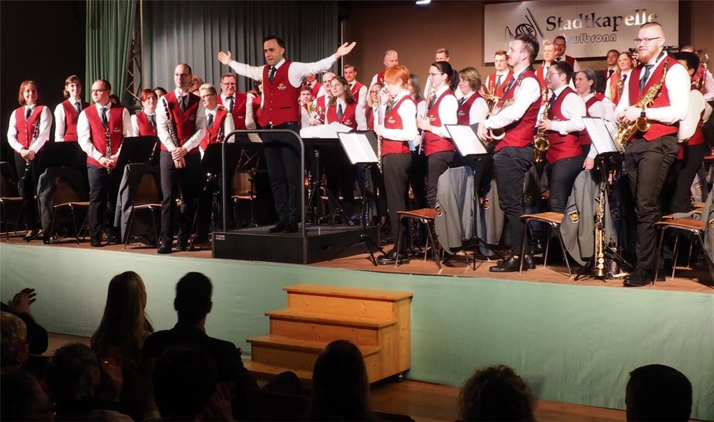 Unter der Leitung von Stadtmusikdirektor Zhivko Peshev begeistert die Stadtkapelle Maulbronn mit ihrem Herbstkonzert.