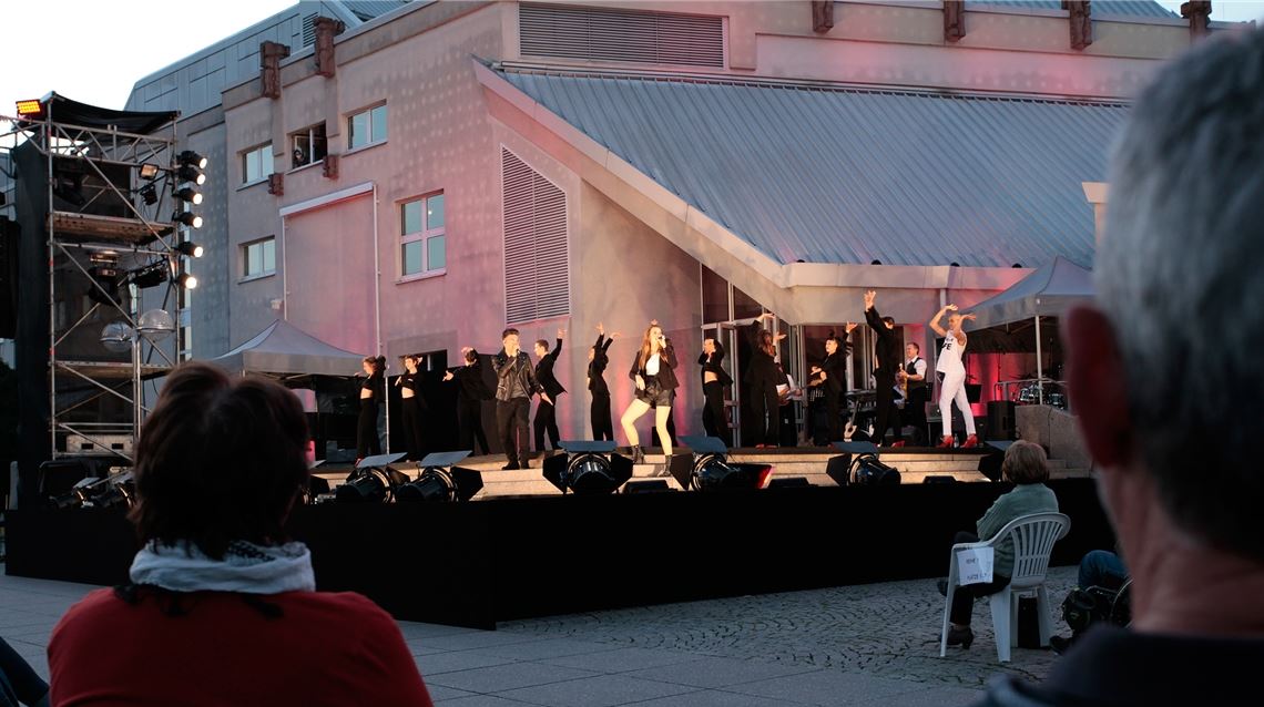 Viel mehr als eine Show Unter freiem Himmel werden dem Publikum Musik und Tanz geboten. Fotos: Theater Pforzheim