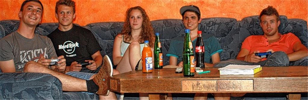 Unter ihresgleichen: Philipp Rank, Johannes Drechsler, Nadine Beisser, Tom Hecht und Jakob Nabrotzki (v.li.) verbringen ihre Zeit am liebsten in der Gemeinschaft, wie hier vor der Konsole. Foto: Wallinger
