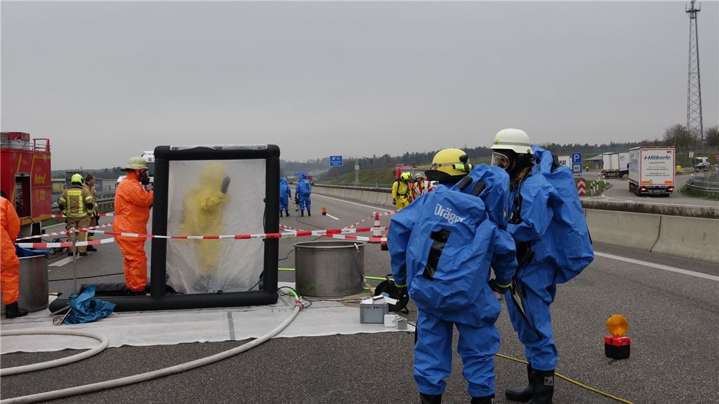 Unter strengsten Sicherheitsvorkehrungen sind die Rettungskräfte auf der Autobahn im Einsatz, nachdem 500 Liter einer stark ätzenden Substanz ausgelaufen waren.  Foto: 7aktuell.de/Eyb