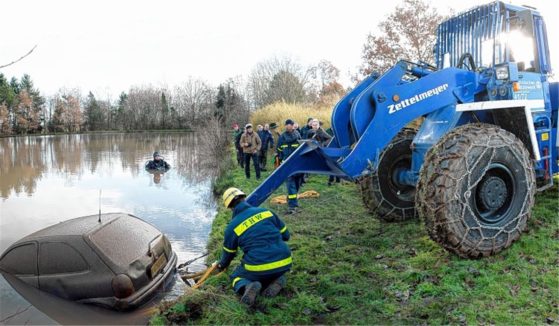 Untergetaucht: Mehrere Wochen lang hat der Opel Corsa aus dem Kreis Calw im Gewässer bei Steinegg gelegen, bis Polizeitaucher und THW-Helfer den Wagen zurück an Land holen.