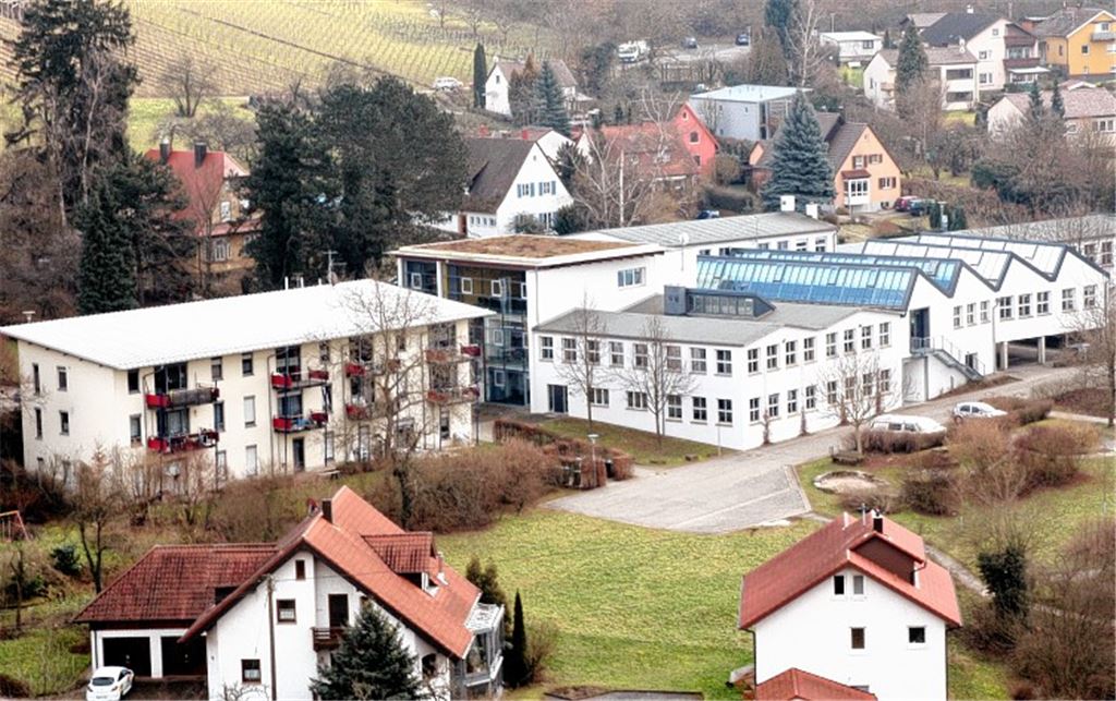 Unterhalb vom Haus Kraichquelle (li.) und der ehemaligen Fabrik Schweitzer soll in Sternenfels ein Pflegeheim gebaut werden. Vom Standort „mitten im Dorf“ sind sowohl Gemeinderat und Verwaltung als auch der Bauträger und Betreiber, das Sozialwerk Bethesda, überzeugt. Foto: Kollros