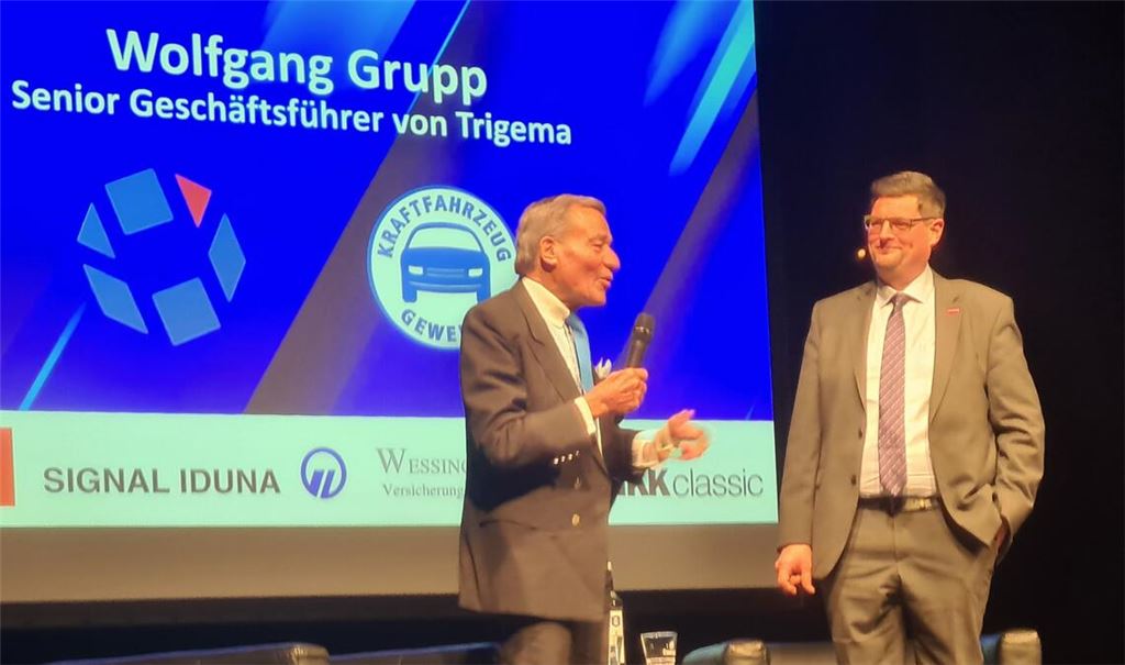 Unterhaltsamer Gast: Wolfgang Grupp beantwortet die Fragen von Obermeister Timo Gerstel. Foto: Peche