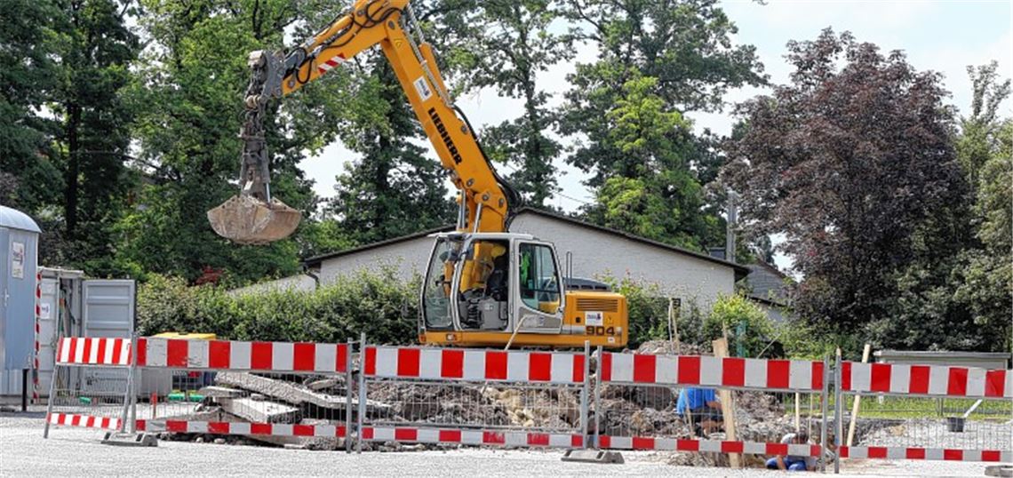 Am Container-Standort laufen Arbeiten