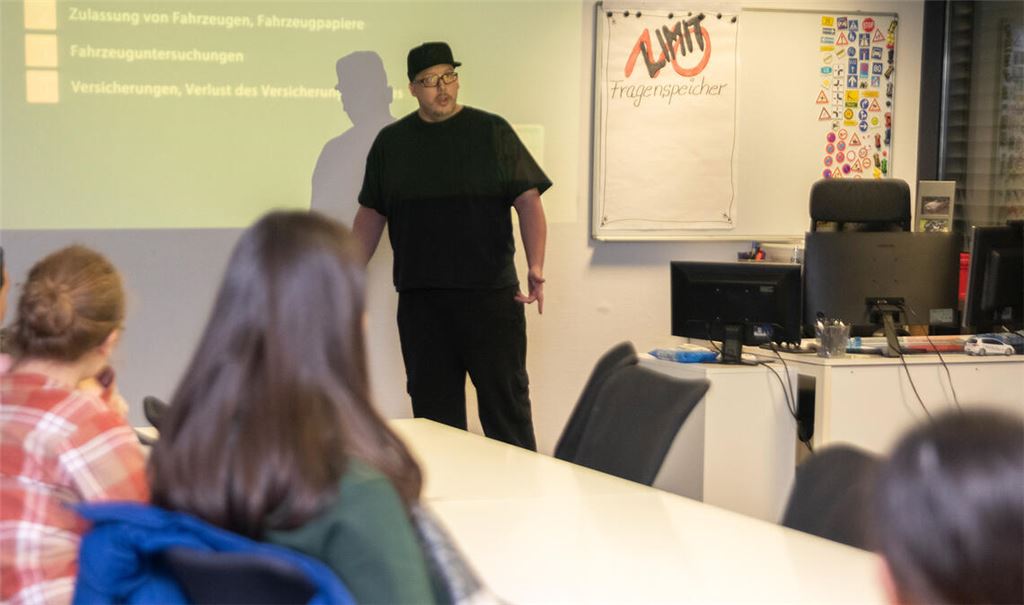 Unterrichtsstunde bei der Fahrschule No Limit in Mühlacker. Pablo Congiu weist seine Schützlinge in die Geheimnisse der Verkehrsregeln ein. Foto: Fotomoment