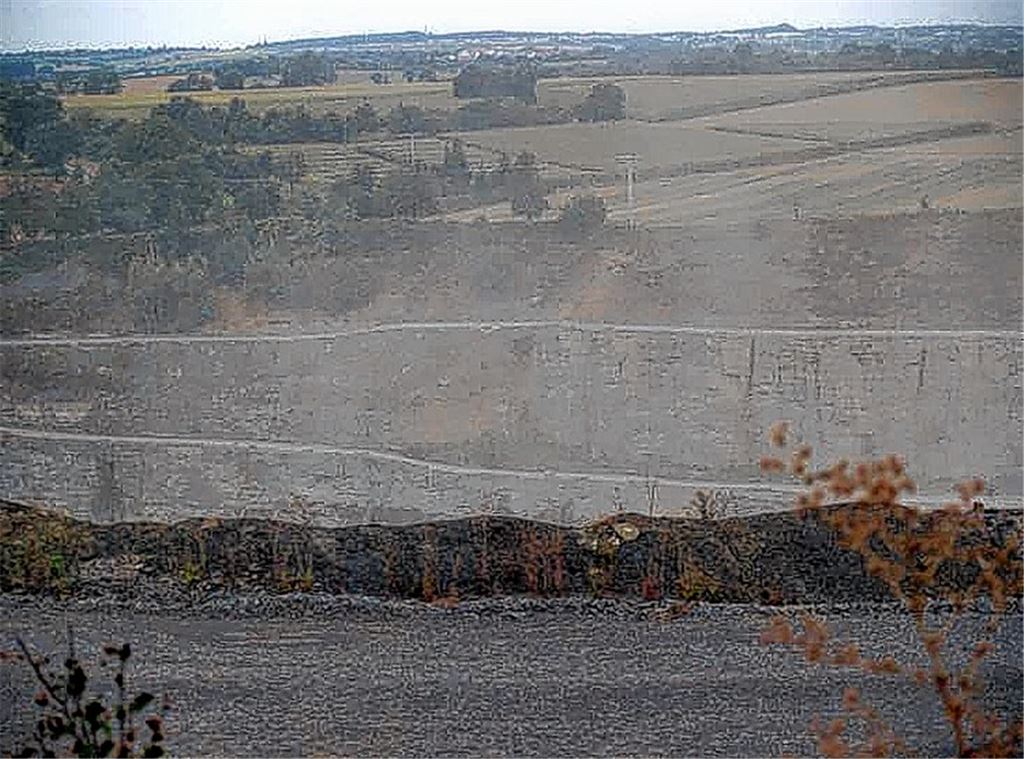 Unterschiedliche Beweisführung: Während der Betreiber auf das Ergebnis von Messungen verweist, unterstreichen die Steinbruch-Kritiker ihre Sichtweise mit dem Foto einer Staubwolke.