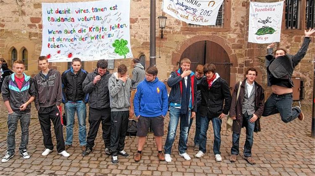 Unterschiedliche Reaktionen nach der ersten Abi-Etappe in Maulbronn: Die Schüler stellen dar, wie sich die Deutschprüfung für sie angefühlt hat. 