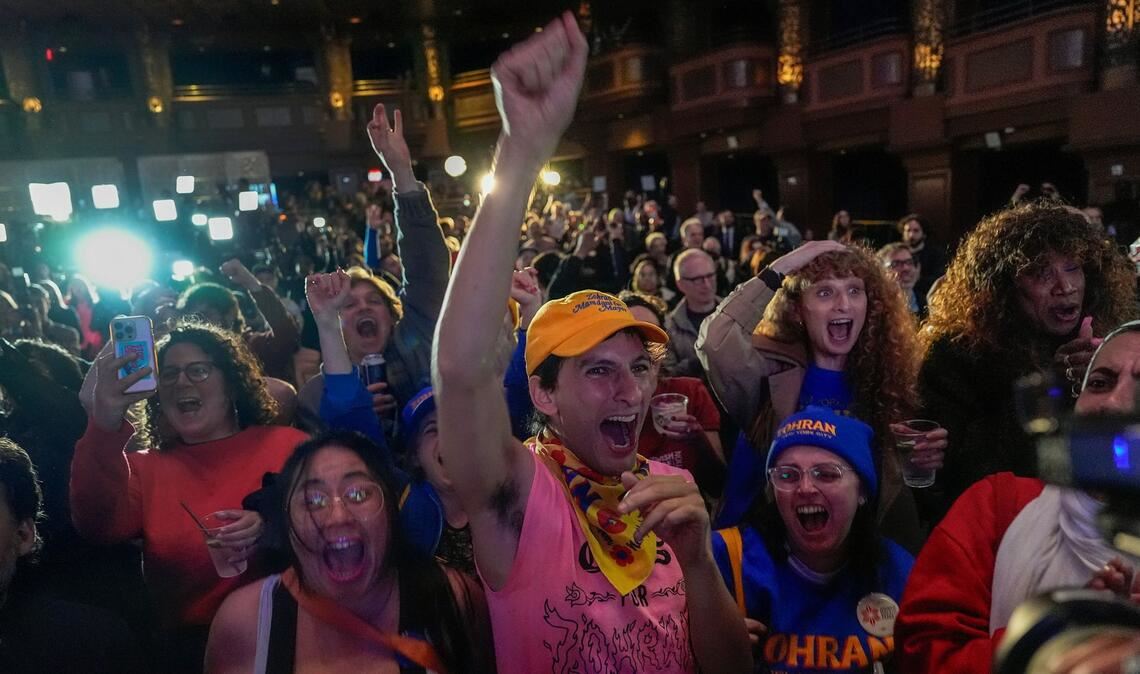 Unterstützer des demokratischen Bürgermeisterkandidaten Mamdani reagieren während einer Wahlparty in New York auf die Wahlergebnisse.